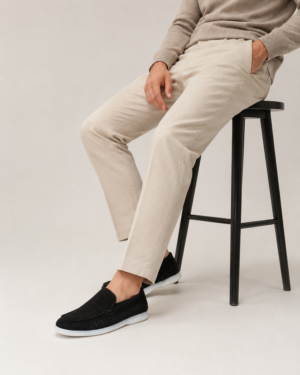 Mocassins tressés noirs vue de profil