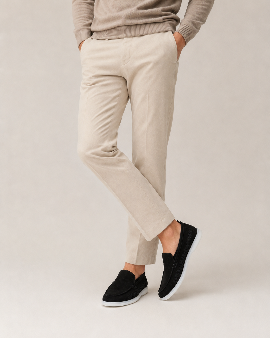 Mocassins tressés noirs portés avec pantalon chino