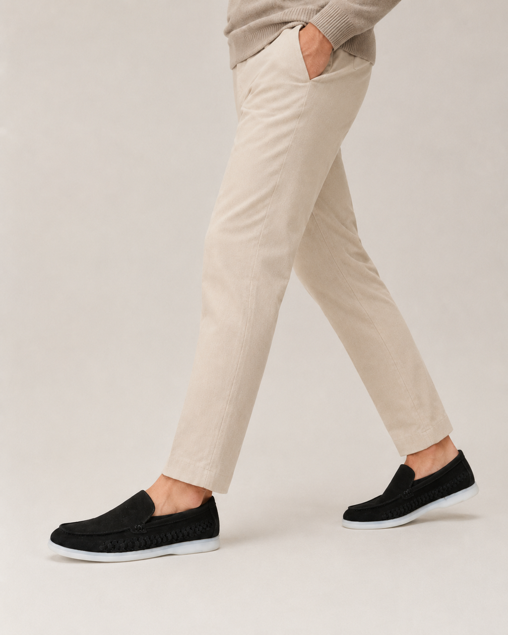 Mocassins tressés beige vue marche de côté