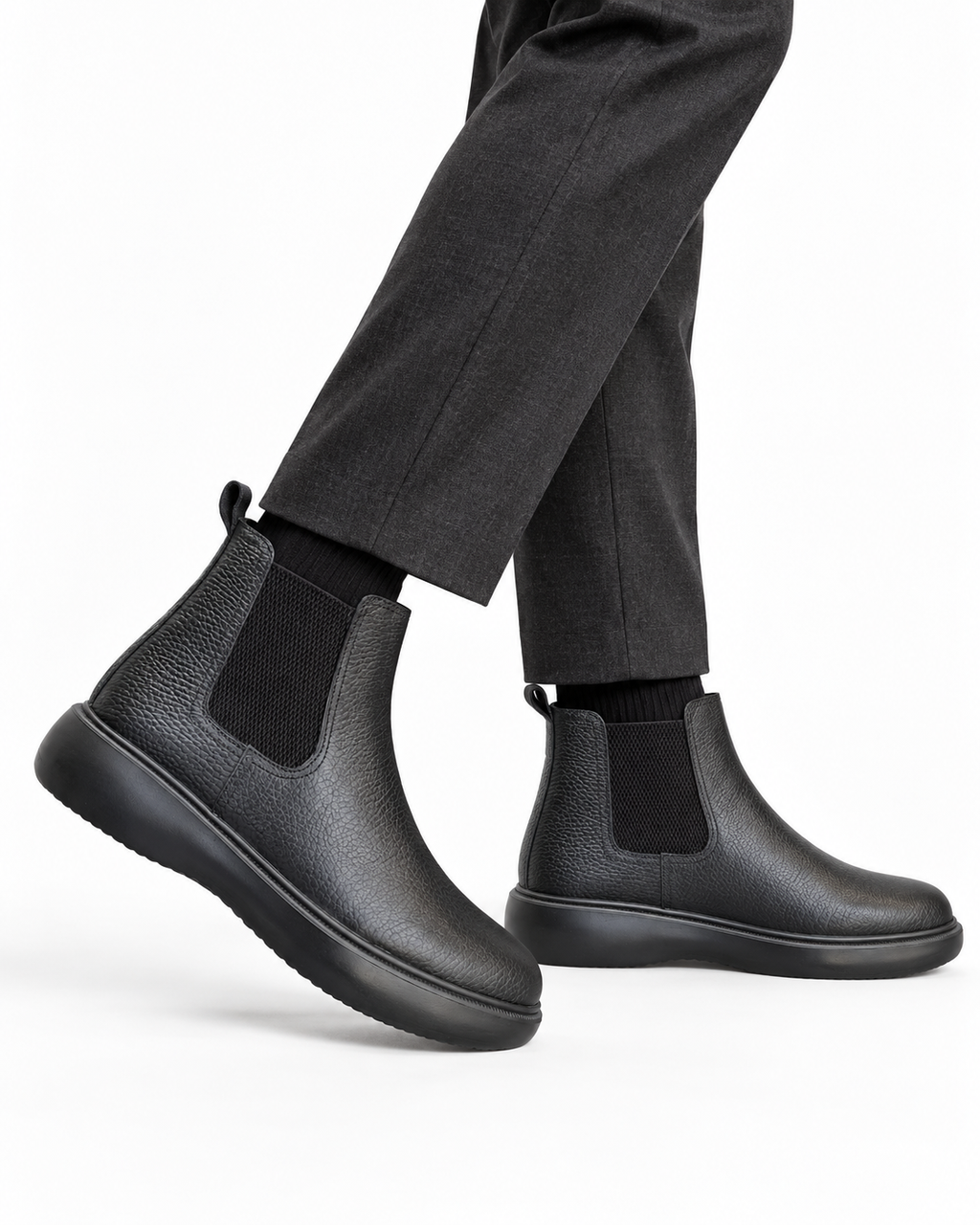 Chelsea cuir grainé noir porté vue de face avec pantalon gris