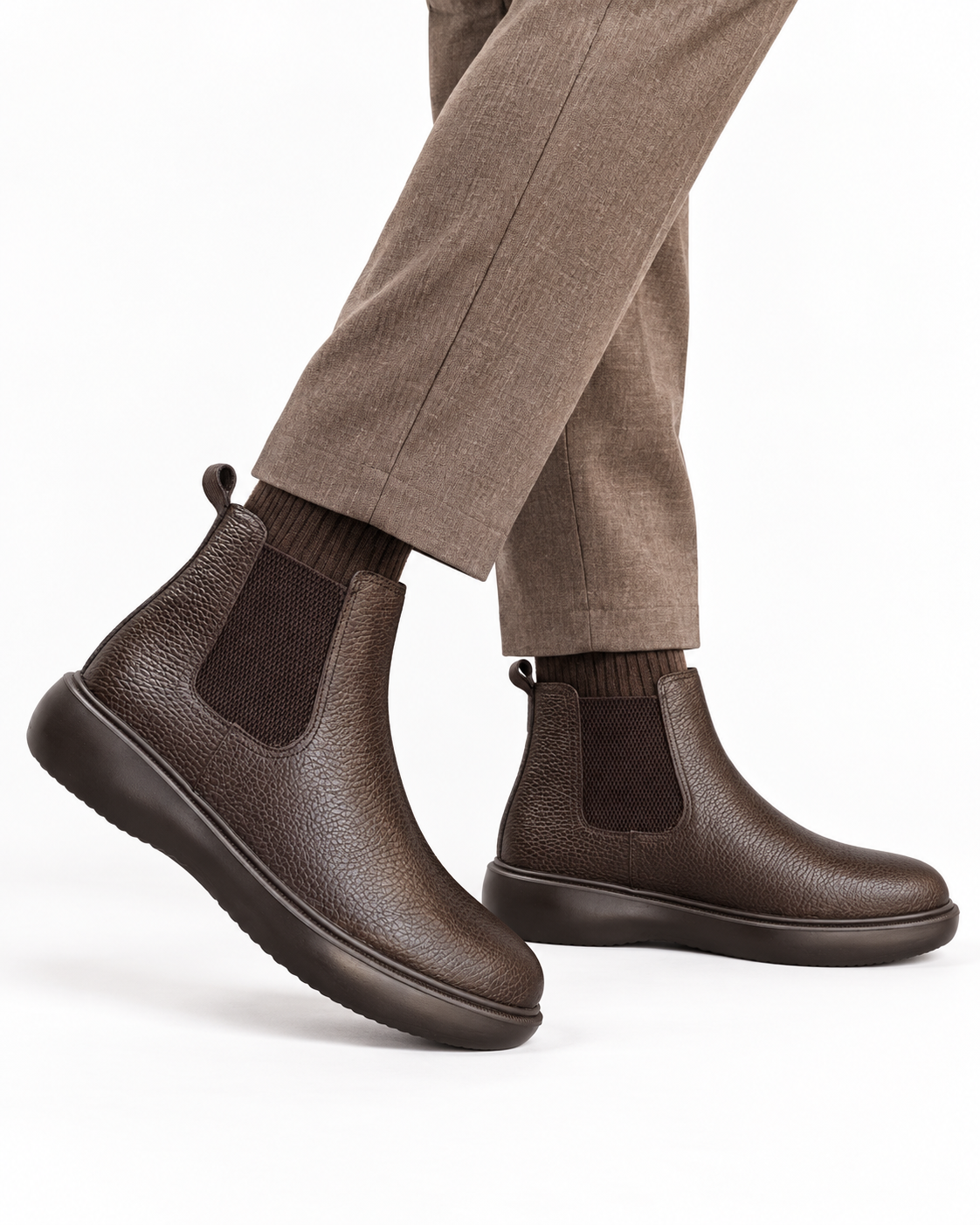 Chelsea cuir grainé marron porté vue de face avec pantalon marron