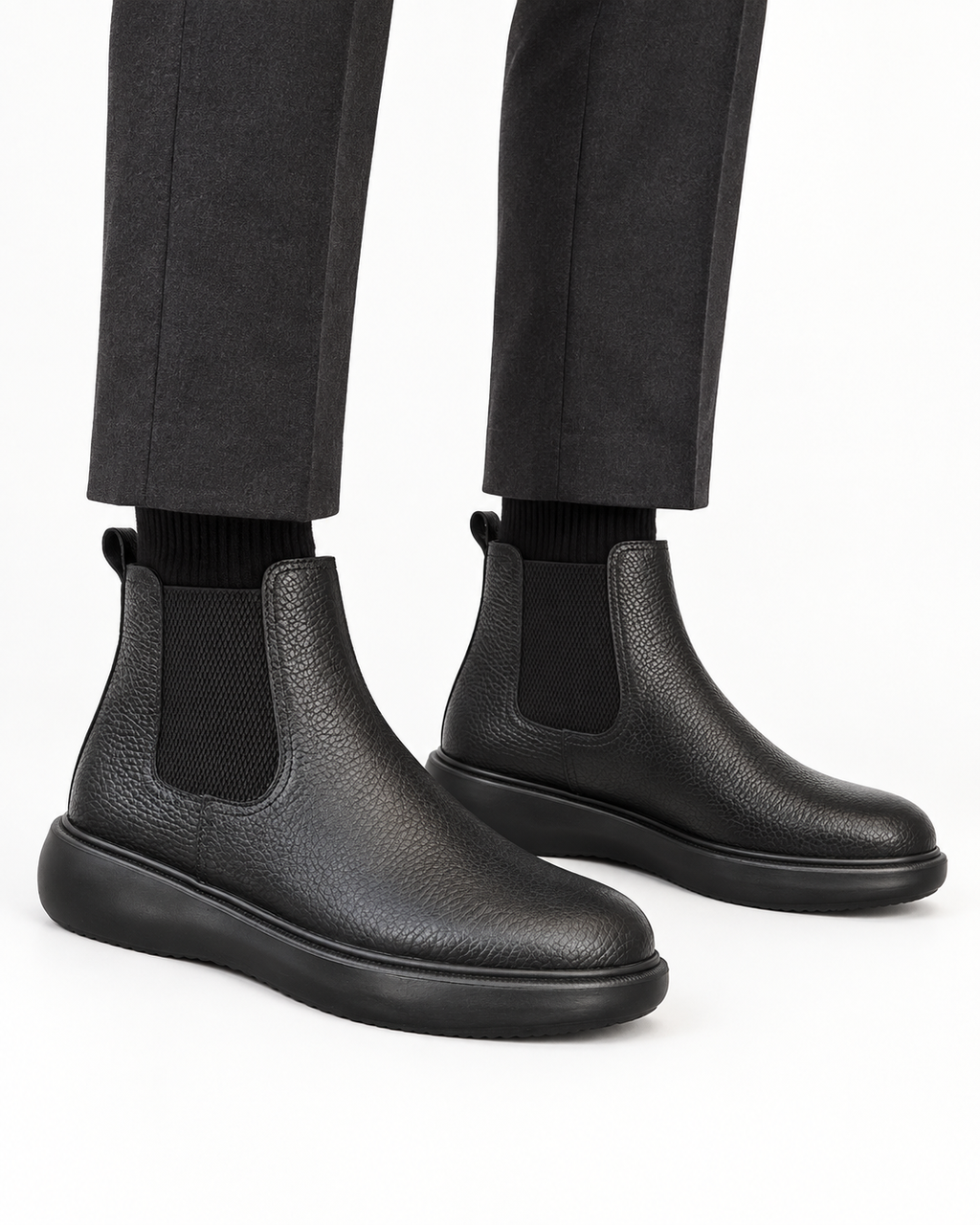 Chelsea cuir grainé noir porté vue latérale avec pantalon gris