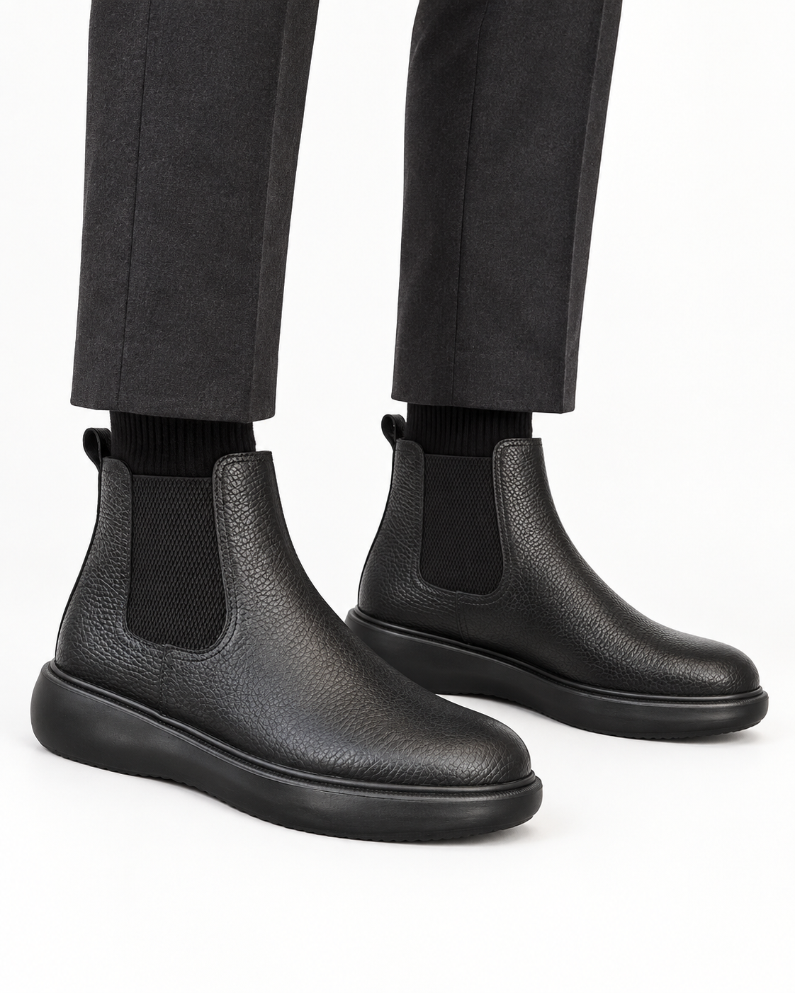 Chelsea cuir grainé noir porté vue latérale avec pantalon gris