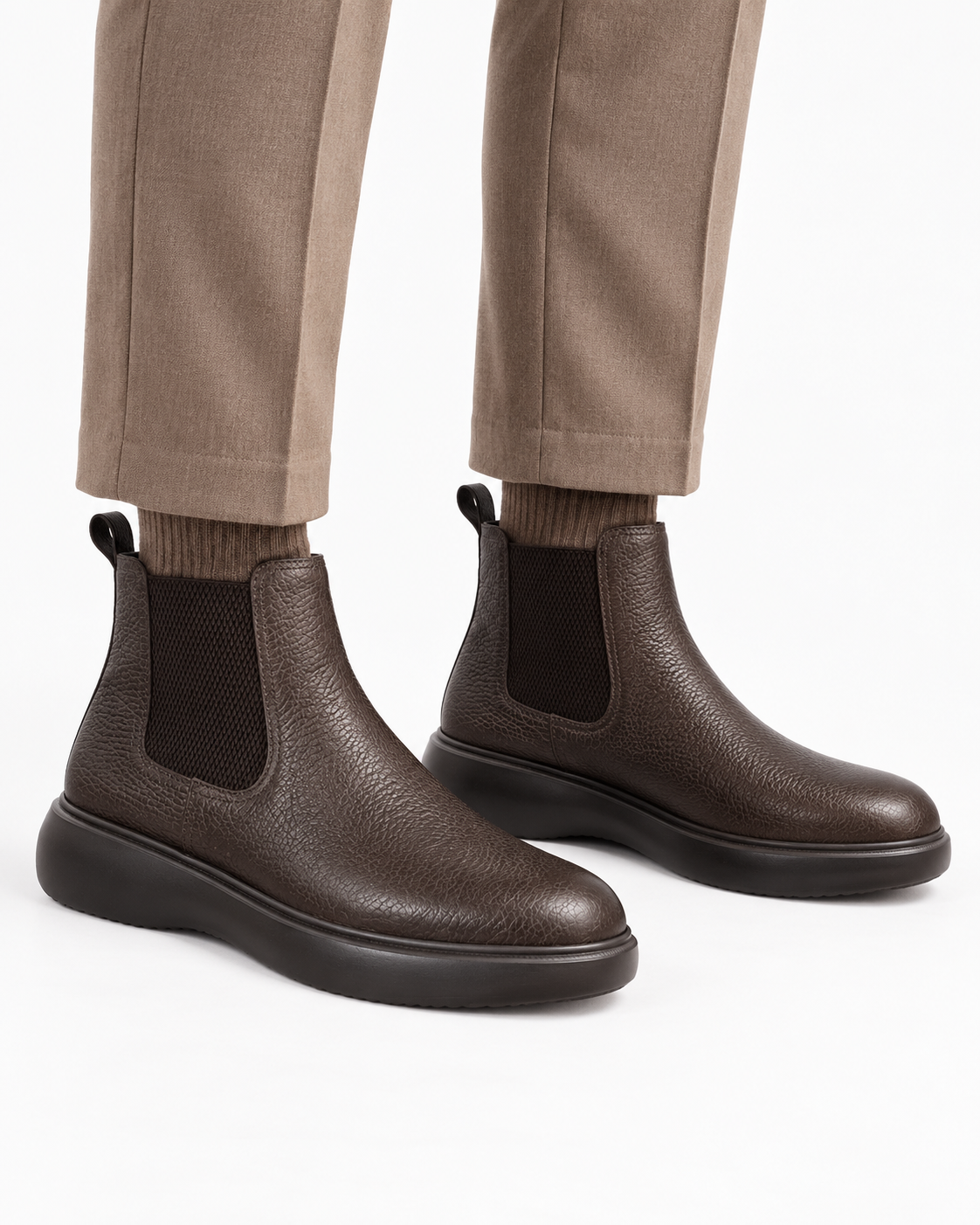 Chelsea cuir grainé marron porté vue latérale avec pantalon marron