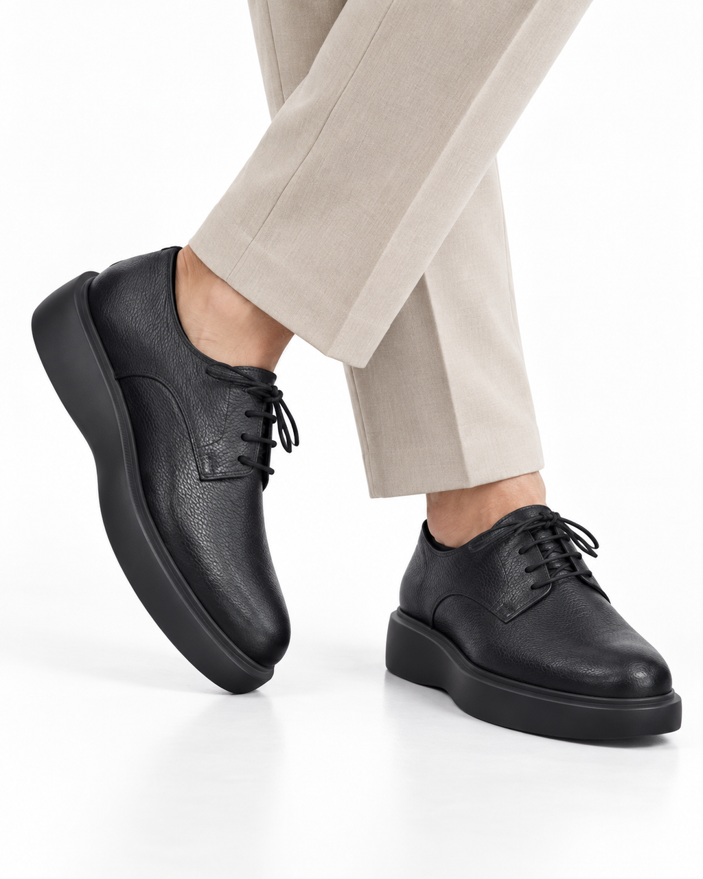 Derby cuir grainé noir porté vue rapprochée avec pantalon beige