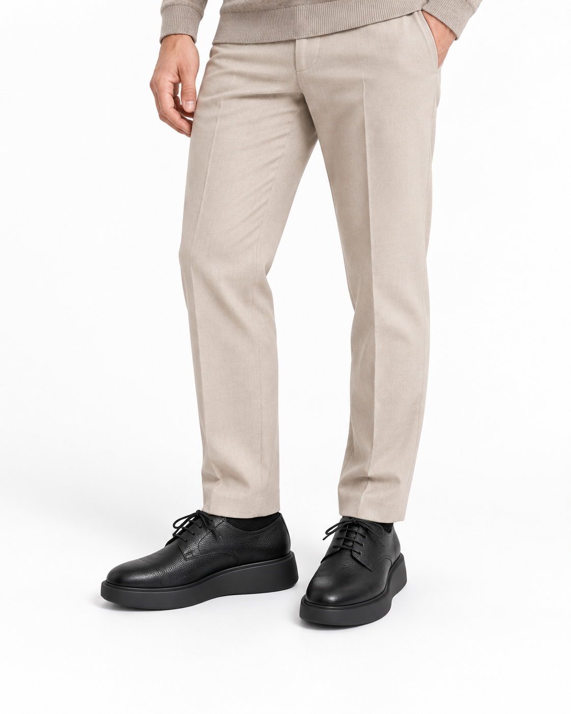Derby cuir grainé noir porté vue d’ensemble avec pantalon beige