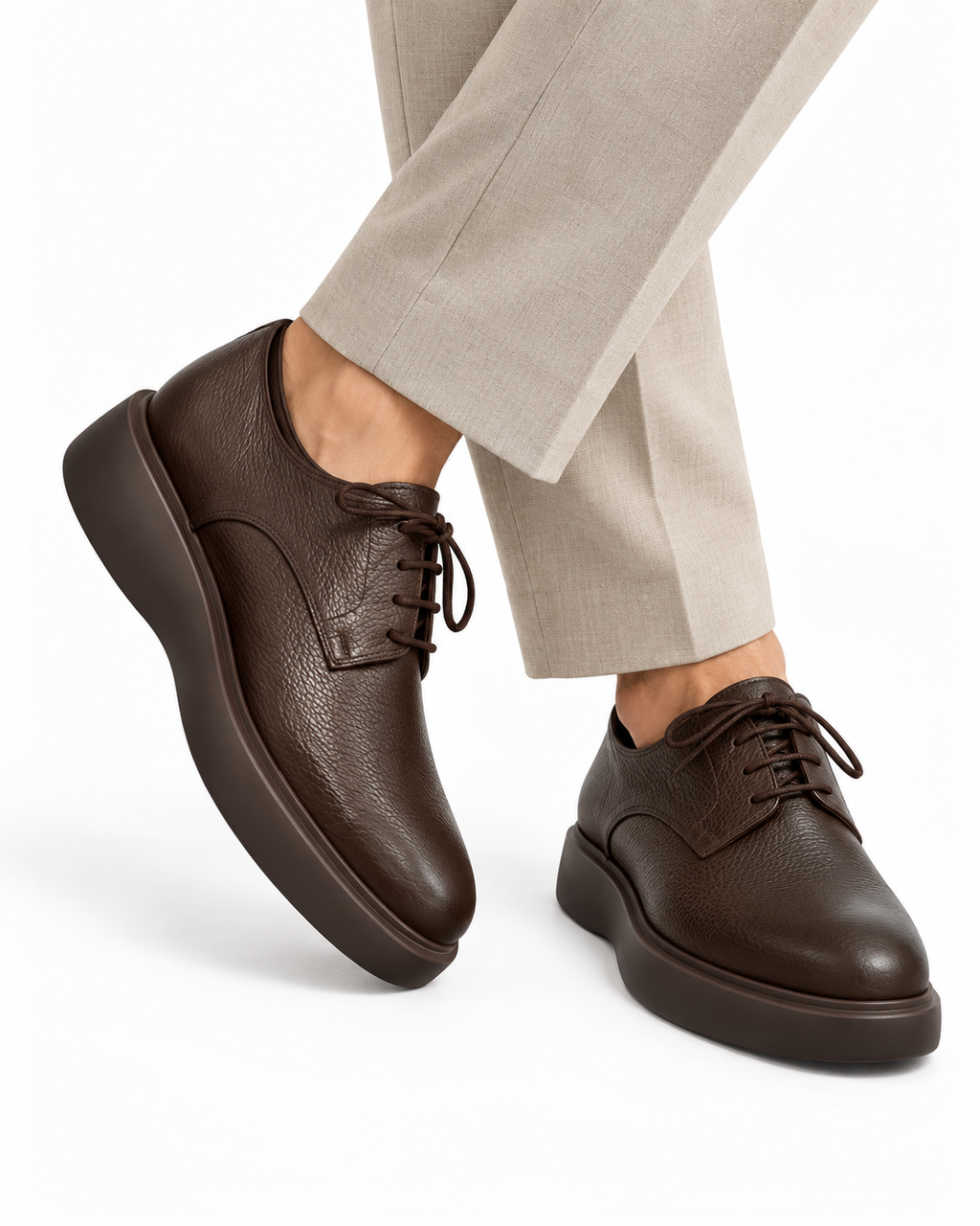 Derby cuir grainé marron porté vue rapprochée avec pantalon beige