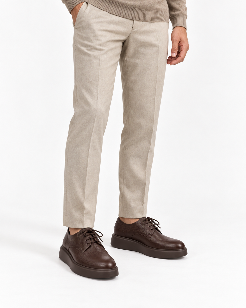 Derby cuir grainé marron porté vue d’ensemble avec pantalon beige