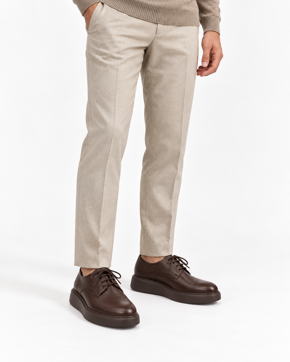 Derby cuir grainé marron porté vue d’ensemble avec pantalon beige