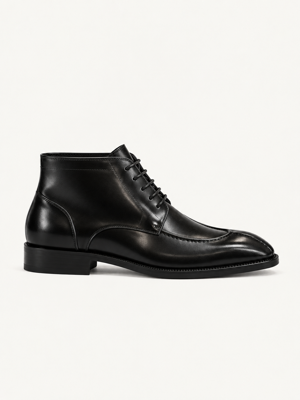 Boot lacets cuir noir portée de côté avec pantalon noir