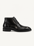 Boot lacets cuir noir portée de côté avec pantalon noir