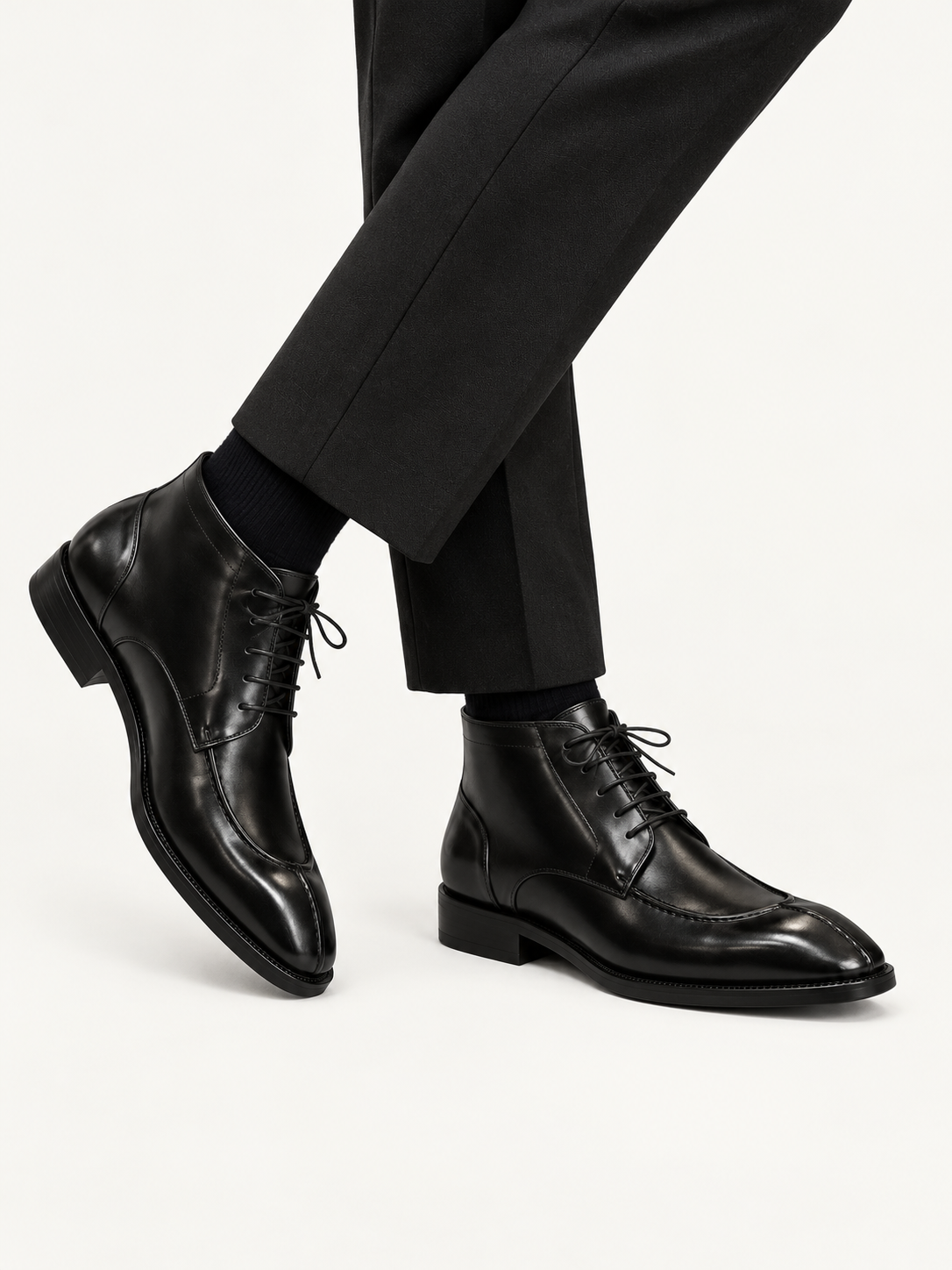 Boot lacets cuir noir vue de profil fond blanc