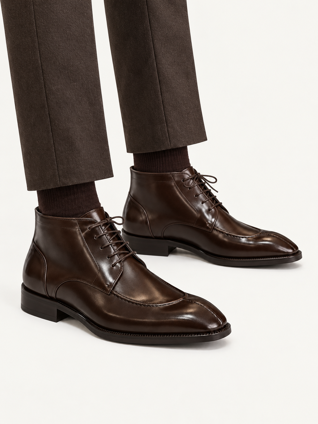 Boot lacets cuir noir portée vue du dessus avec pantalon noir