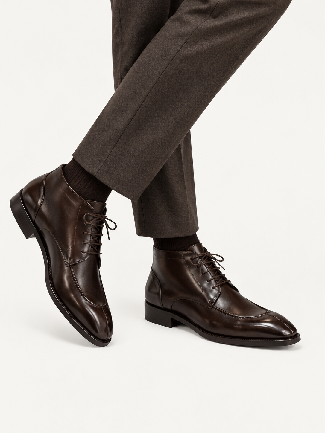 Boot lacets cuir marron portée avec pantalon marron