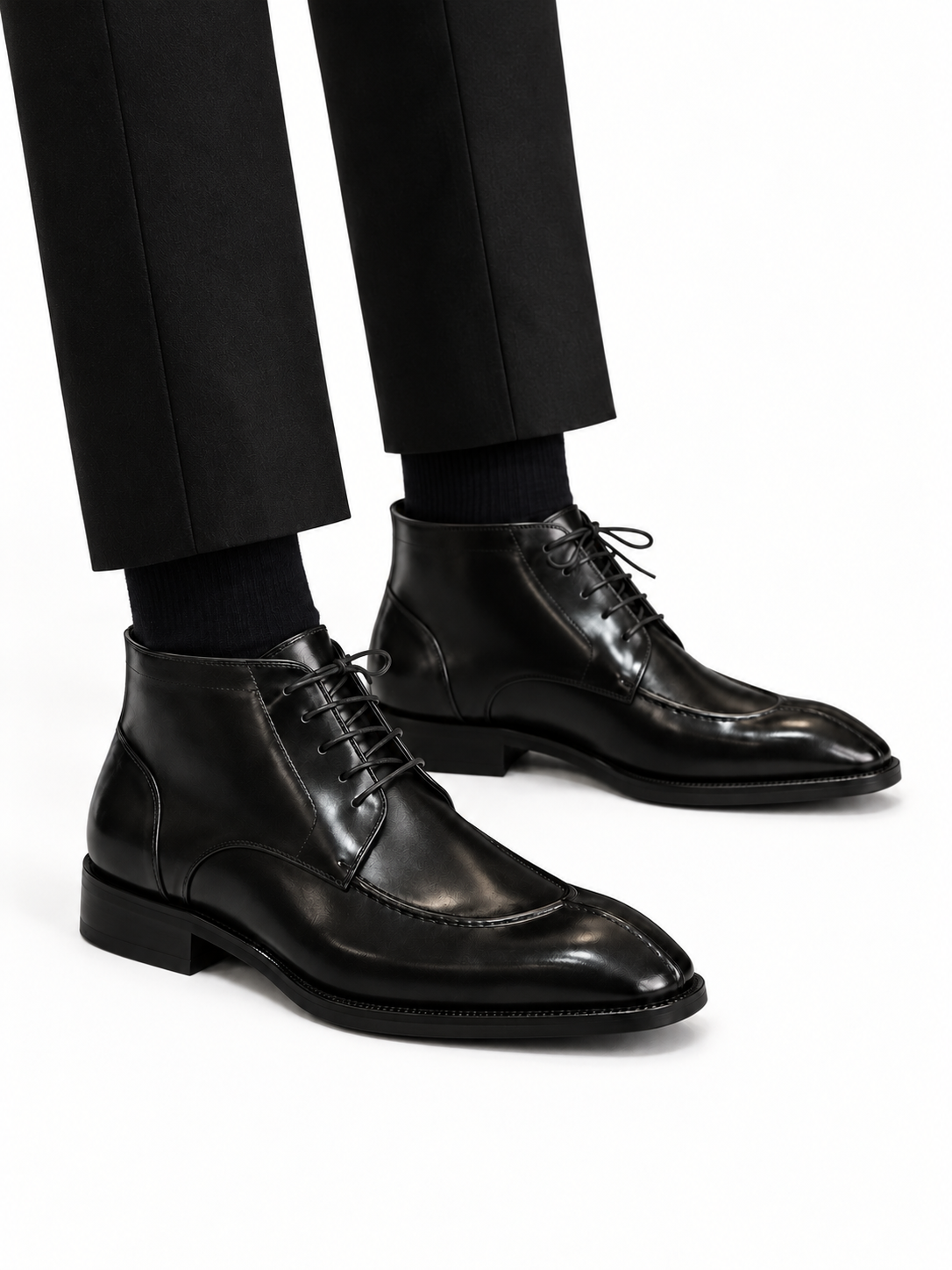 Boot lacets cuir marron portée vue de côté avec pantalon marron