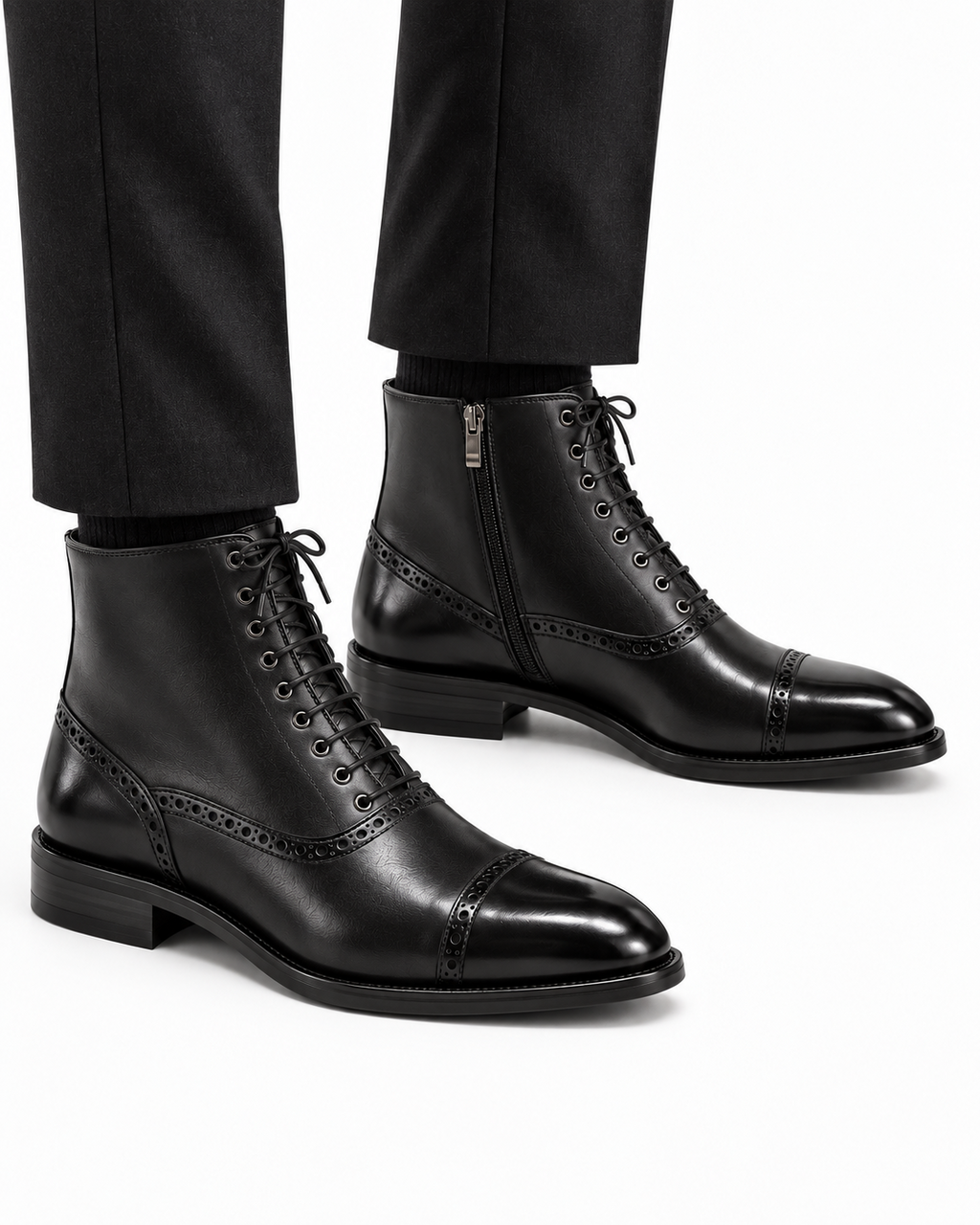 Bottine cuir brogue noire portée de côté avec pantalon noir