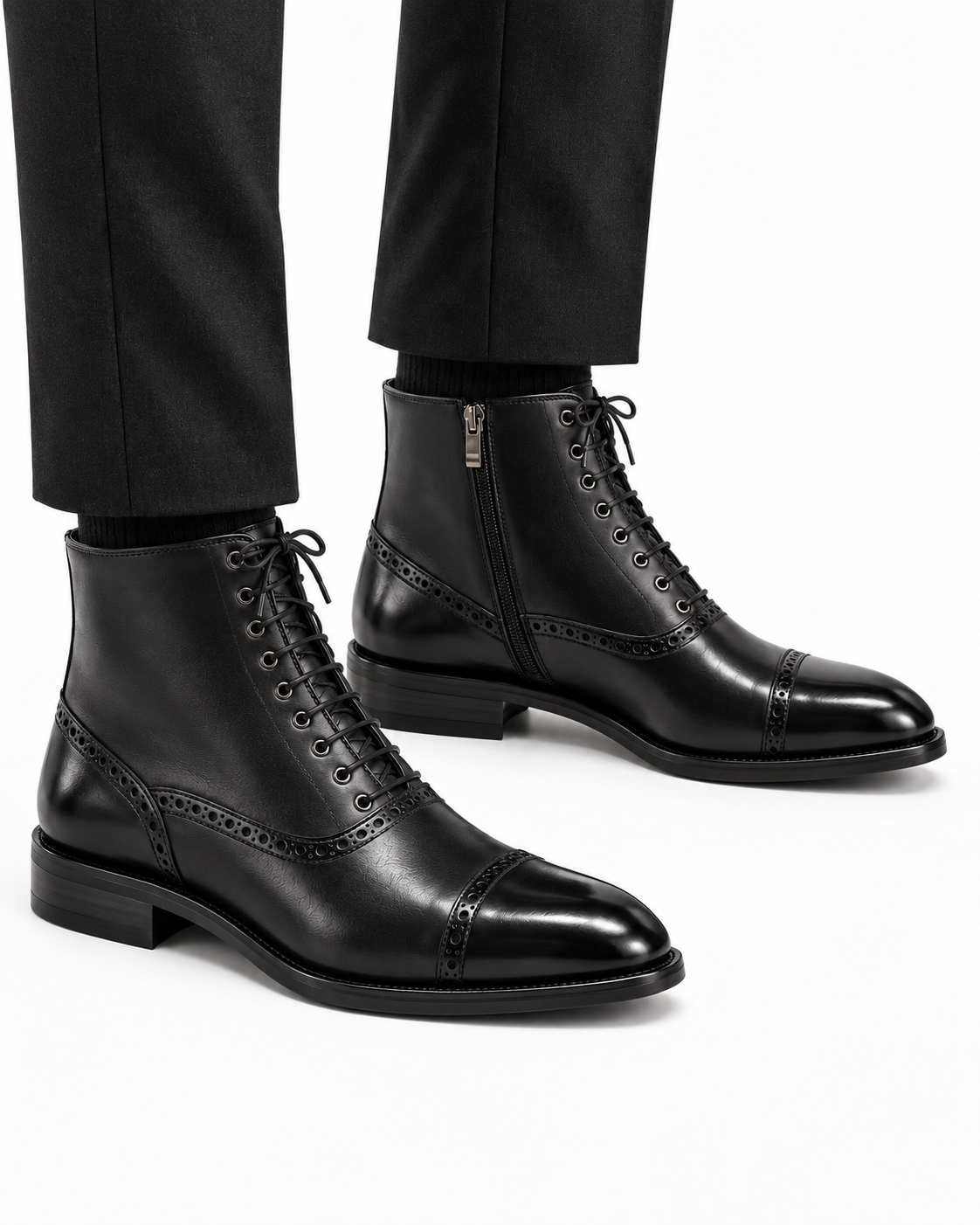 Bottine cuir brogue noire portée de côté avec pantalon noir
