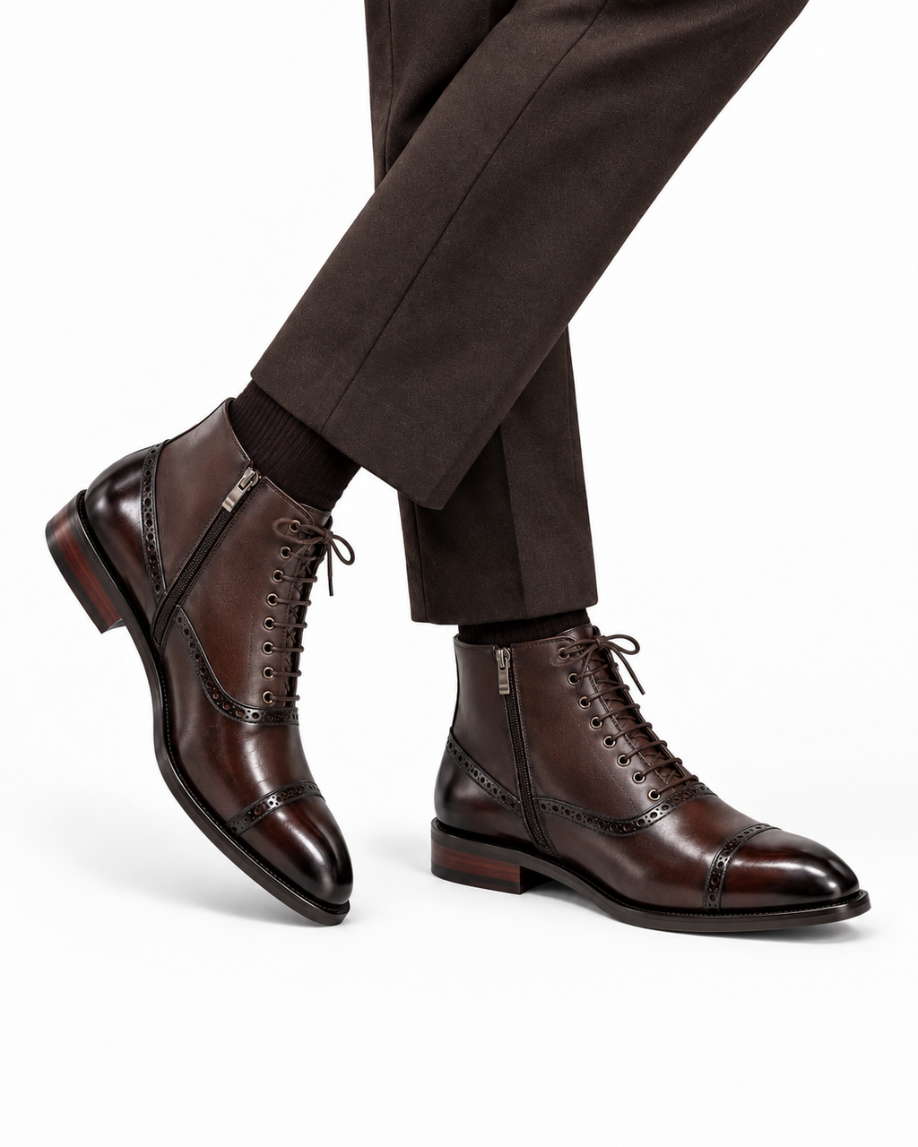 Bottine cuir brogue cognac portée de côté avec pantalon marron