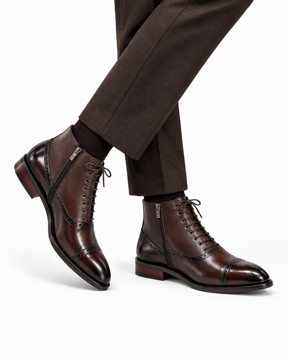 Bottine cuir brogue cognac portée de côté avec pantalon marron
