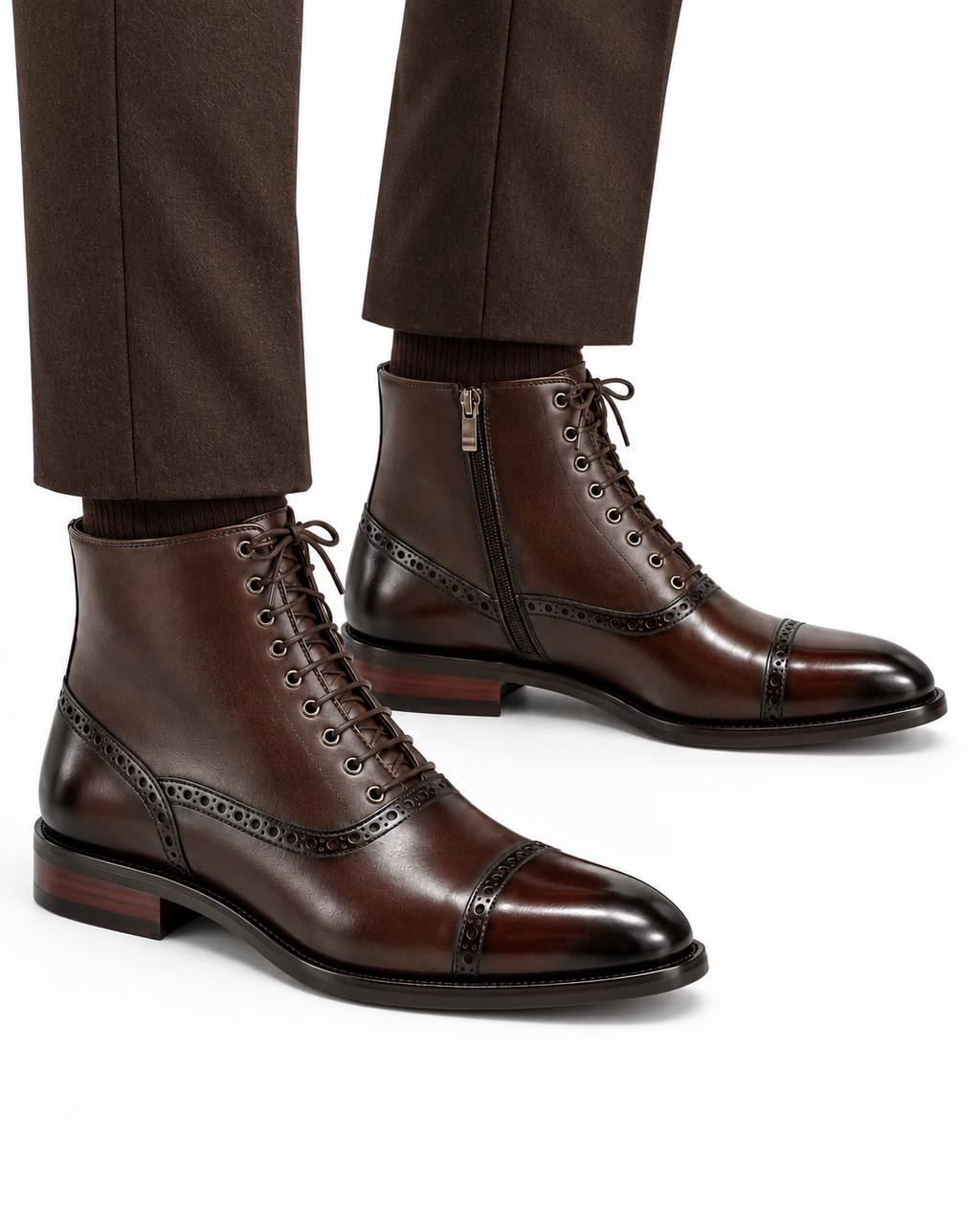 Bottine cuir brogue cognac portée vue du dessus avec pantalon marron